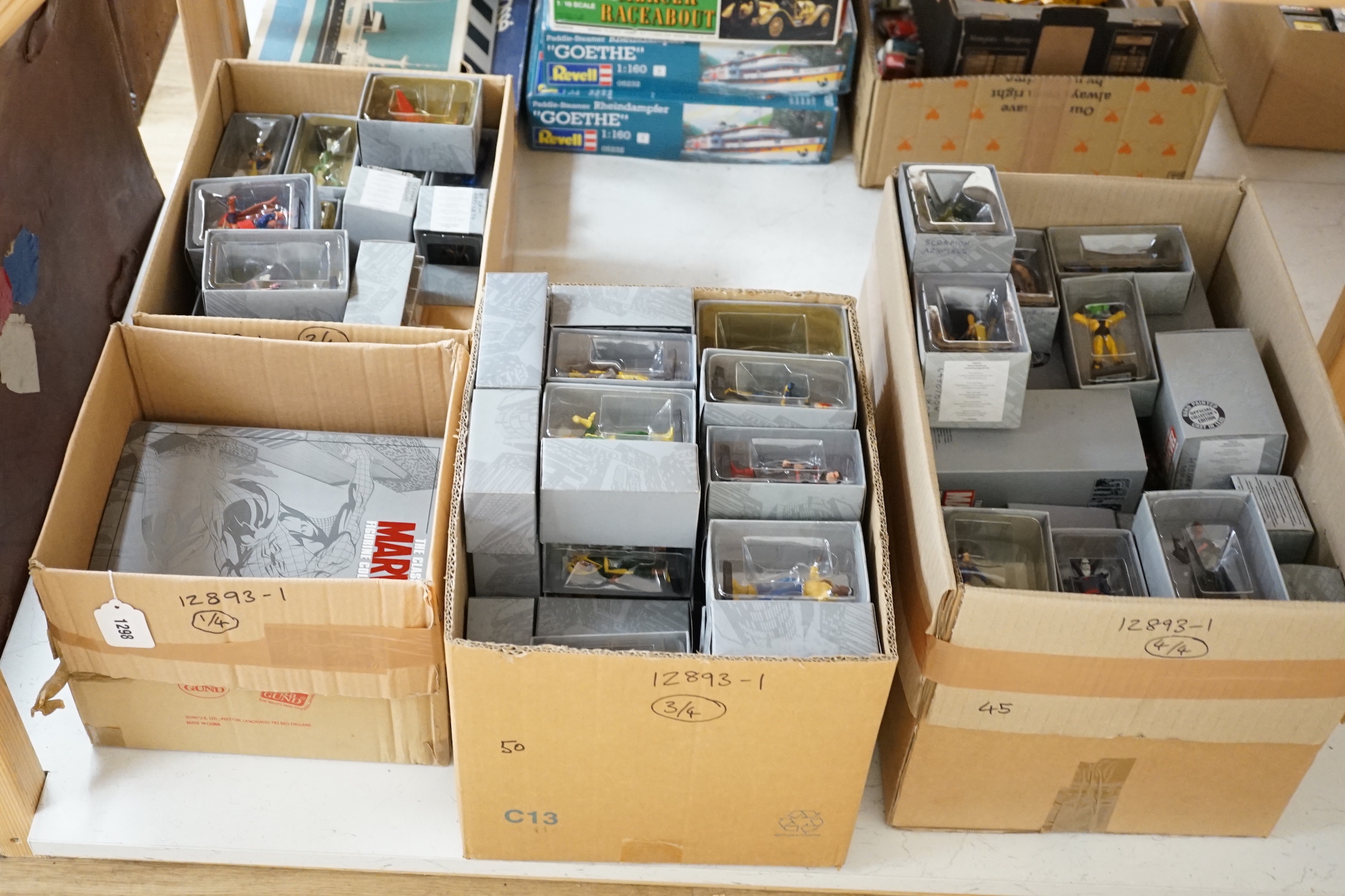 A collection of boxed Eaglemoss magazine issue Marvel figurines with related magazines in two folders (125 figures)
